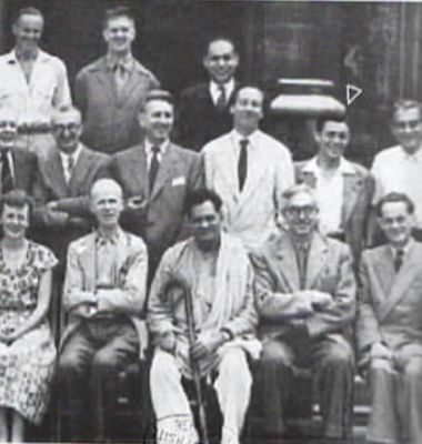 Michel Rocard participe à une conférence internationale des étudiants socialistes à Londres en 1955 (deuxième rang, deuxième à droite)