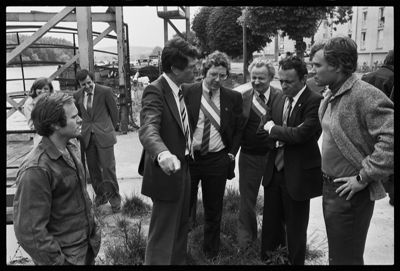 Michel Rocard et Jean-Paul Huchon en discussion avec des salariés d'une entreprise de Conflans (Photo Paul Gauthier)