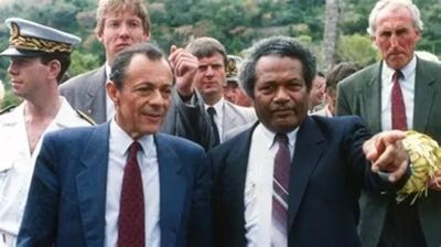 Michel Rocard, Jean-Marie Tjibaou et Louis Le Pensec à Hienghène en août 1988 (Photo D.R.)