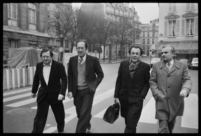 Michel de la Fournière (2è à g.) se rendant avec Michel Rocard, Daniel Frachon et Pierre Brana à un comité directeur du Parti socialiste (cliché P. Gauthier)