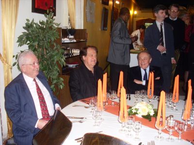 Edmond Maire, Jacques Julliard et Michel Rocard. Debout derrière M. Rocard : Jacques Maire